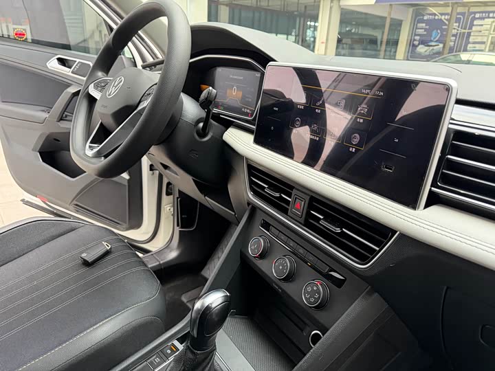 Фото 8 - Volkswagen Tiguan L Pro