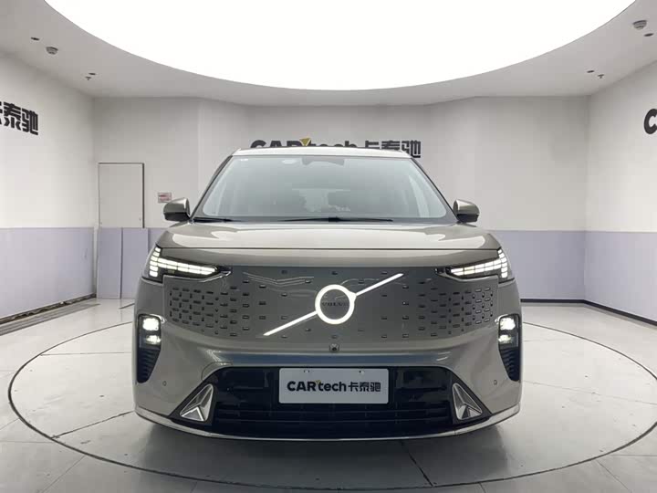 Фото 3 - Volvo EM90