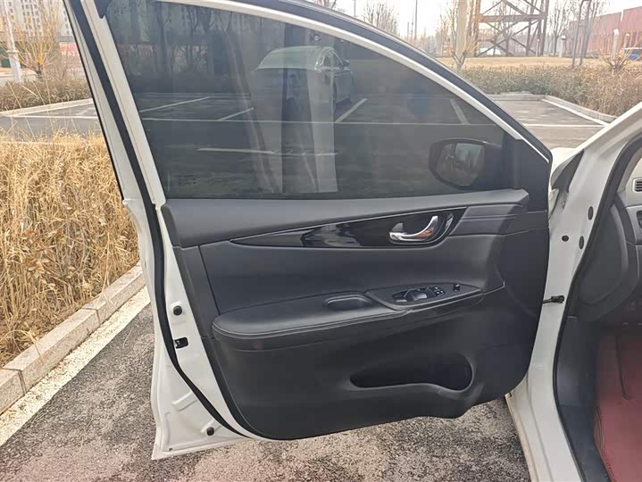 Фото 7 - Nissan Tiida