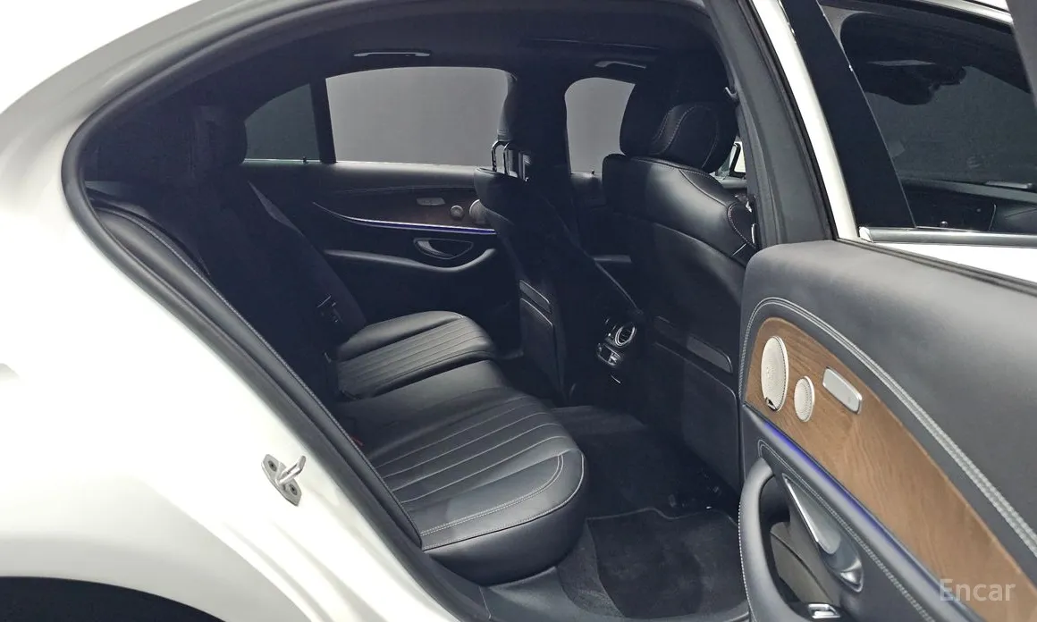 Фото 12 - Mercedes-Benz E-Class