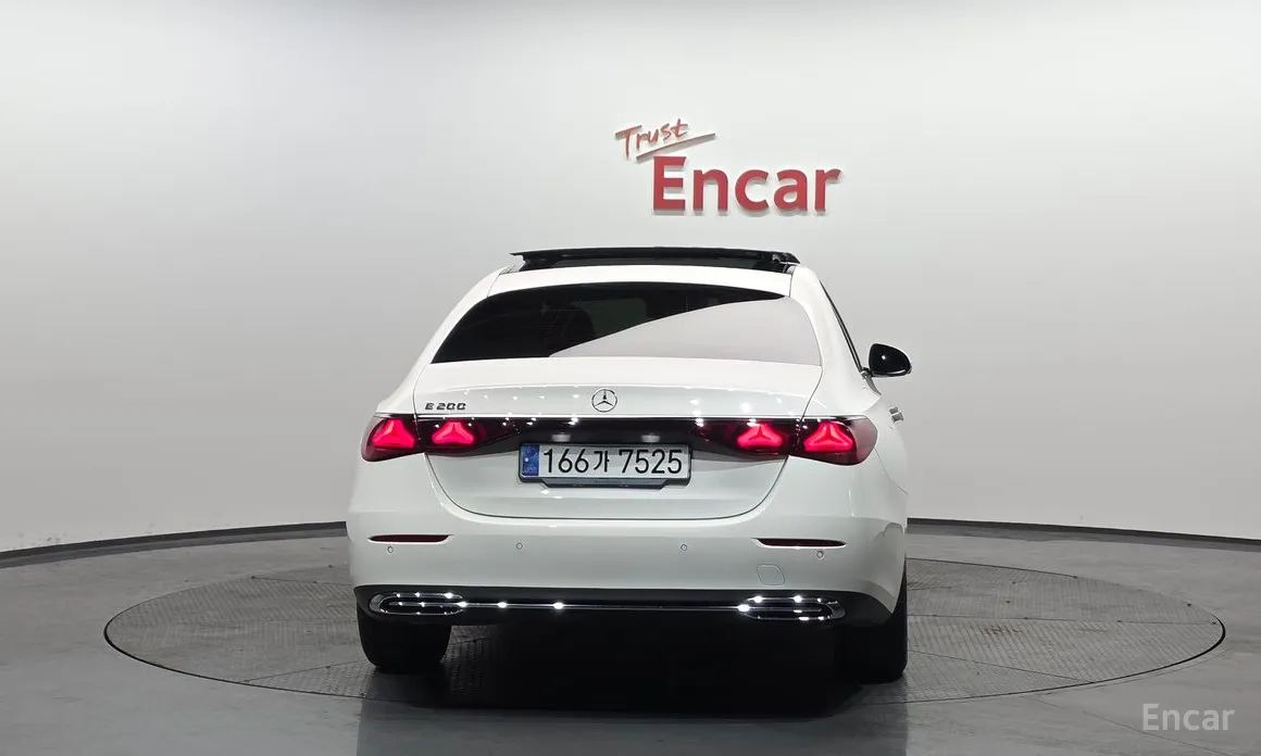 Фото 4 - Mercedes-Benz E-Class