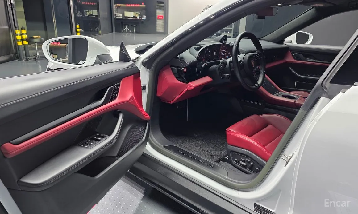 Фото 10 - Porsche Taycan