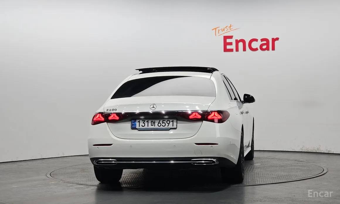 Фото 4 - Mercedes-Benz E-Class