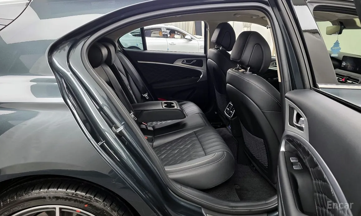 Фото 12 - Genesis G70