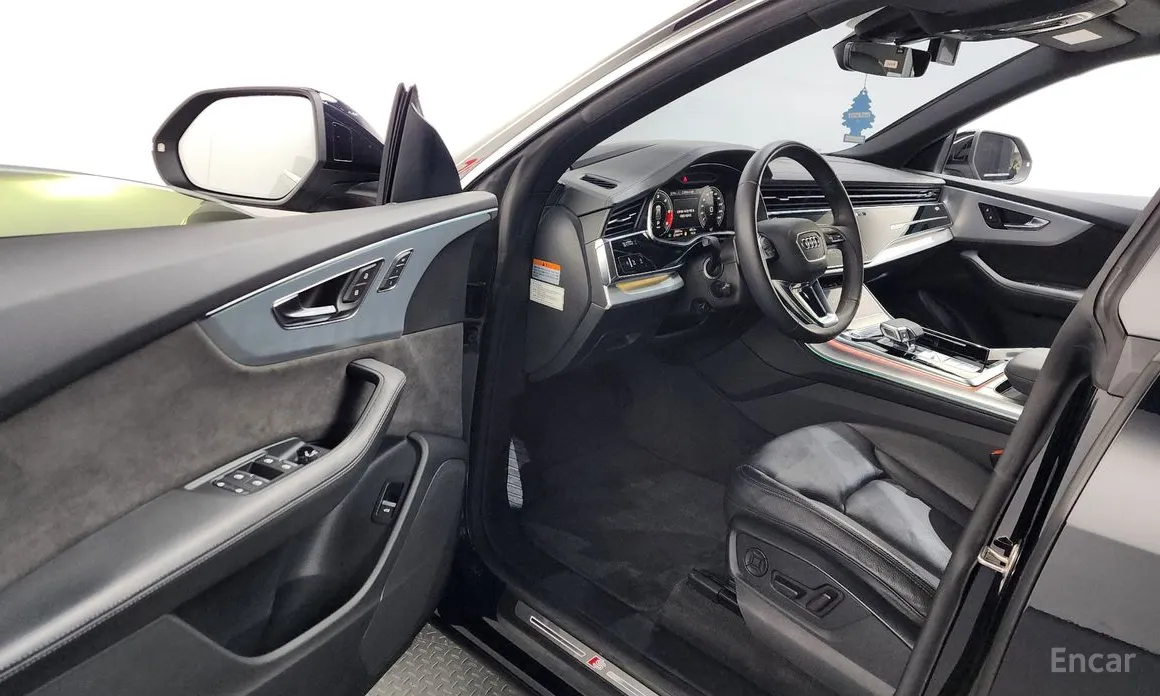 Фото 10 - Audi Q8