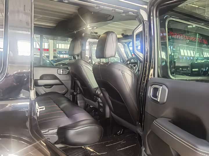 Фото 6 - Jeep Wrangler