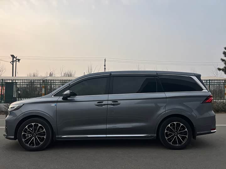 Фото 7 - Roewe iMax 8