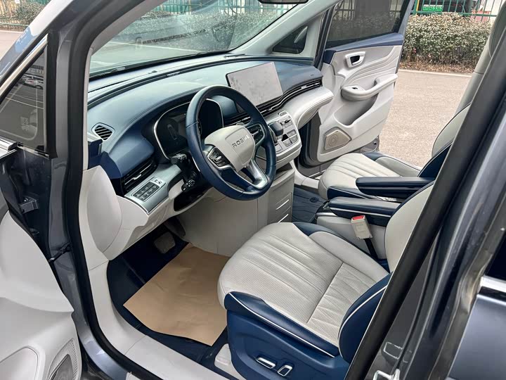 Фото 9 - Roewe iMax 8