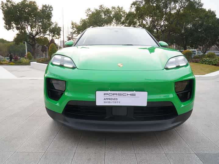 Фото 2 - Porsche Macan EV