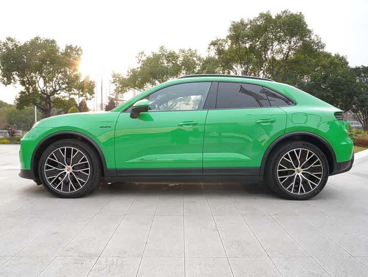 Фото 3 - Porsche Macan EV