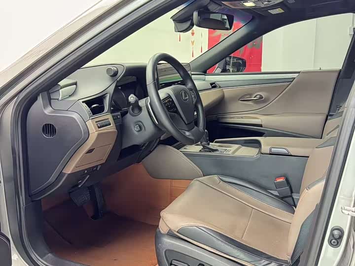 Фото 8 - Lexus ES