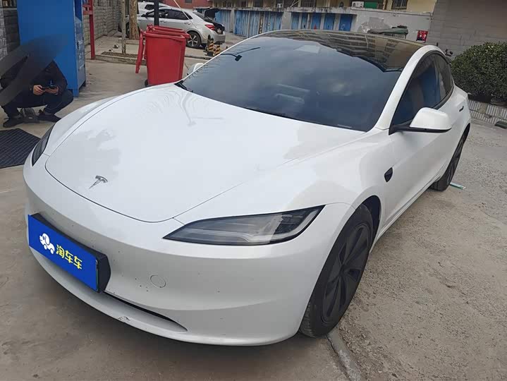 Фото 1 - Tesla Model 3