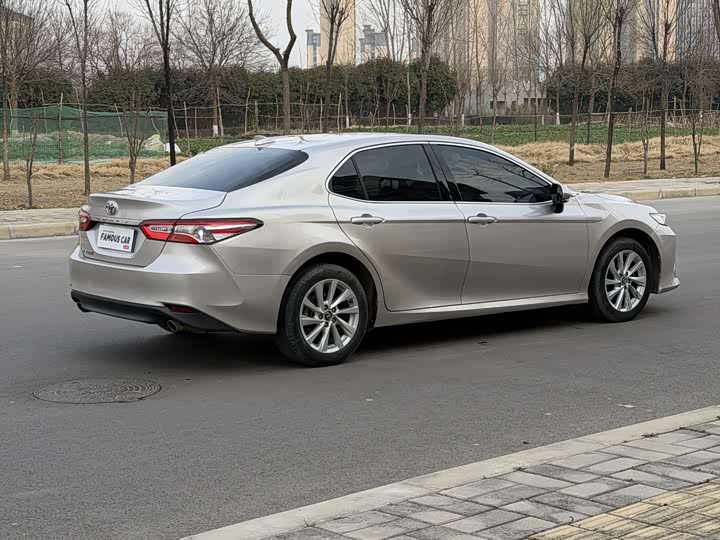 Фото 6 - Toyota Camry