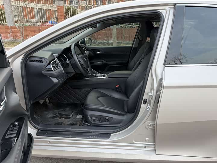 Фото 8 - Toyota Camry