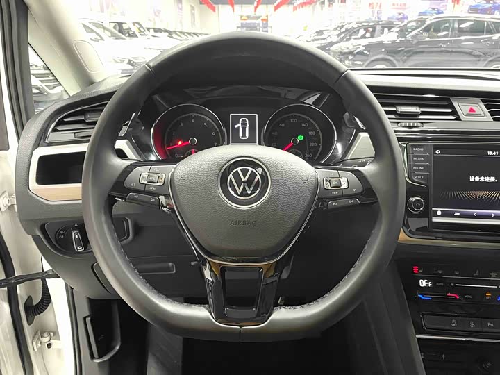 Фото 4 - Volkswagen Touran L