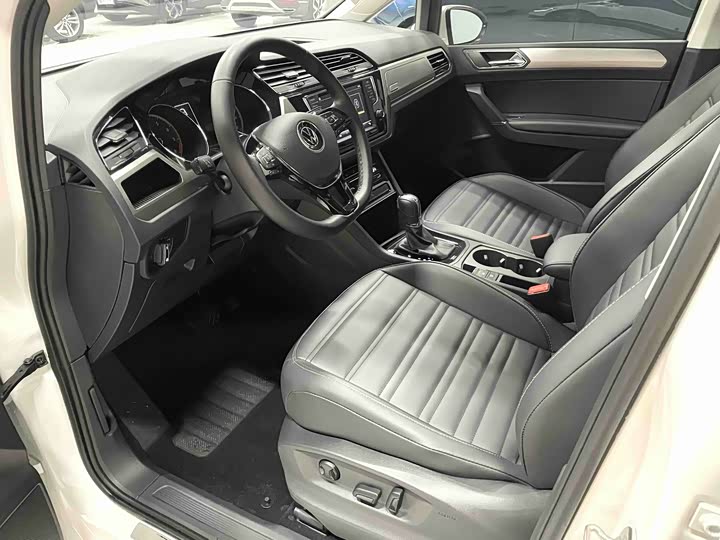 Фото 5 - Volkswagen Touran L