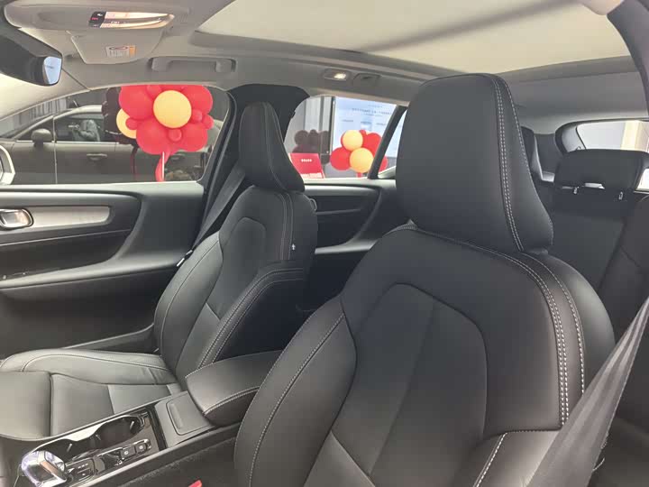 Фото 6 - Volvo XC40