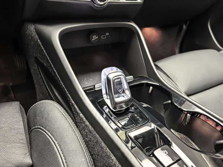 Фото 8 - Volvo XC40