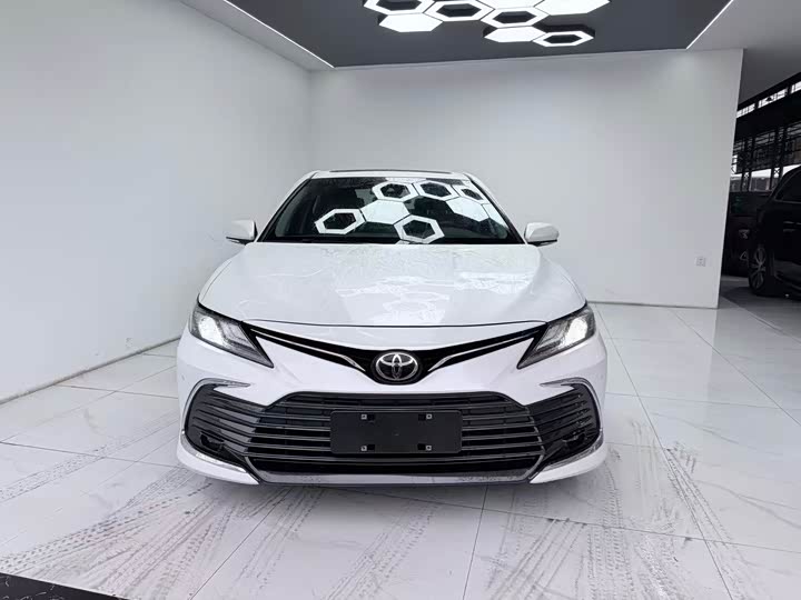 Фото 2 - Toyota Camry