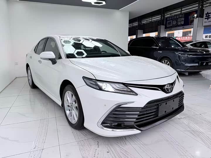 Фото 3 - Toyota Camry