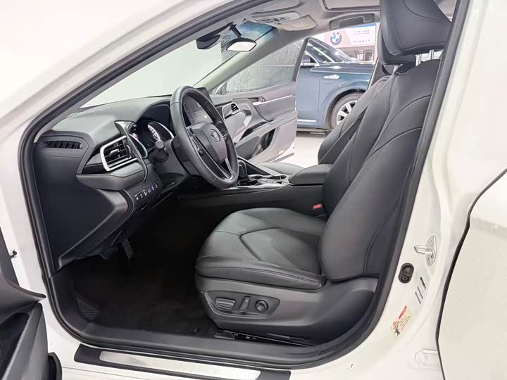 Фото 4 - Toyota Camry