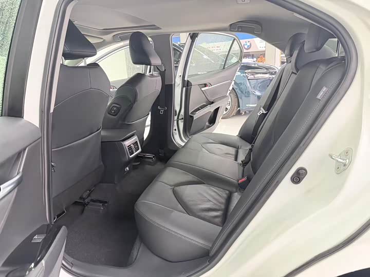 Фото 6 - Toyota Camry