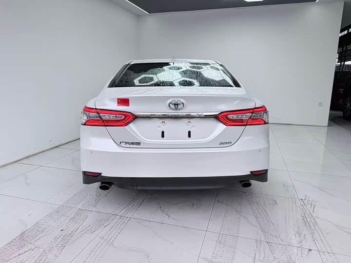 Фото 8 - Toyota Camry