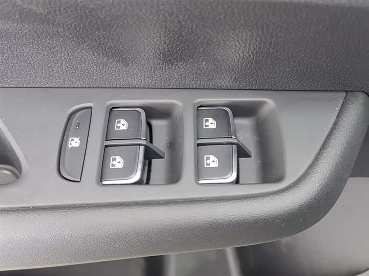 Фото 9 - Hongqi E-QM5