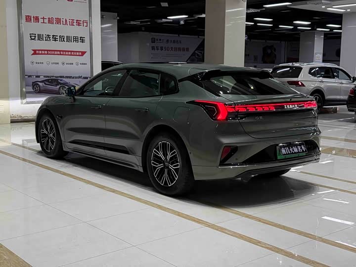 Фото 8 - Zeekr 001