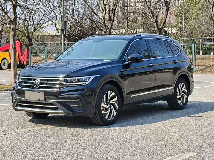 Фото 1 - Volkswagen Tiguan L Pro