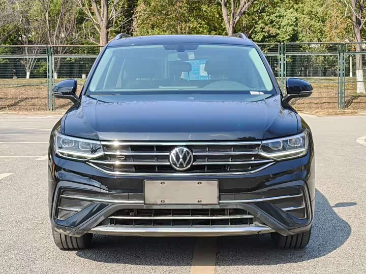 Фото 2 - Volkswagen Tiguan L Pro