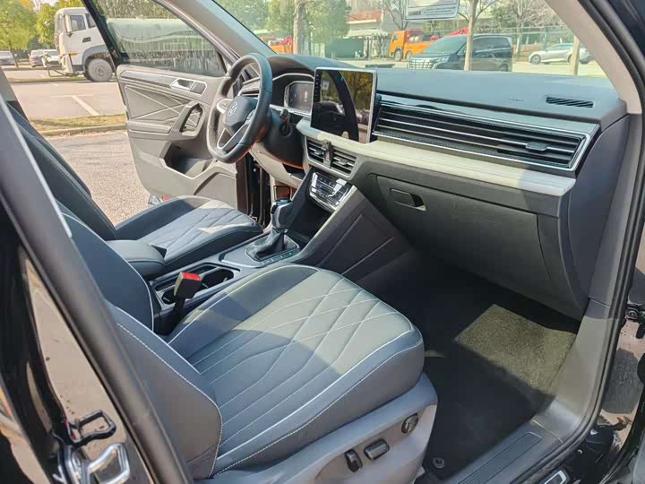 Фото 7 - Volkswagen Tiguan L Pro