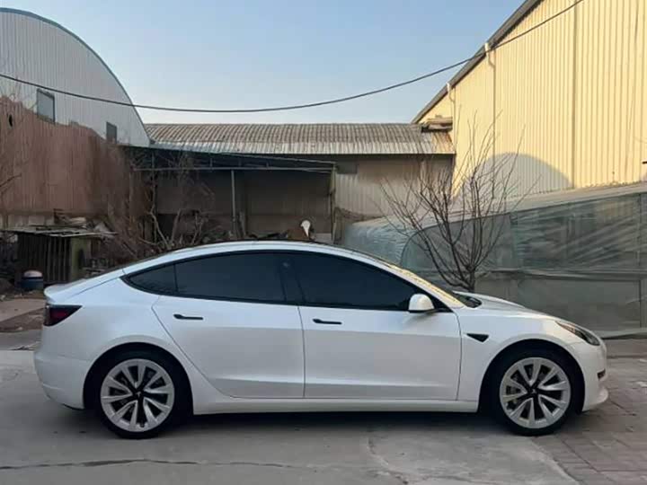 Фото 4 - Tesla Model 3