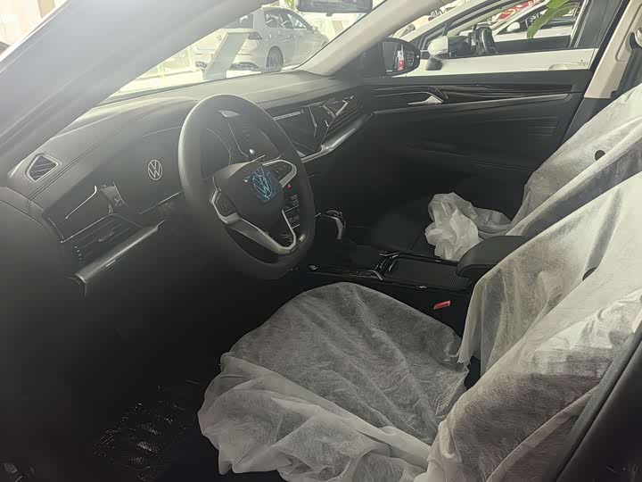 Фото 6 - Volkswagen Passat Hybrid