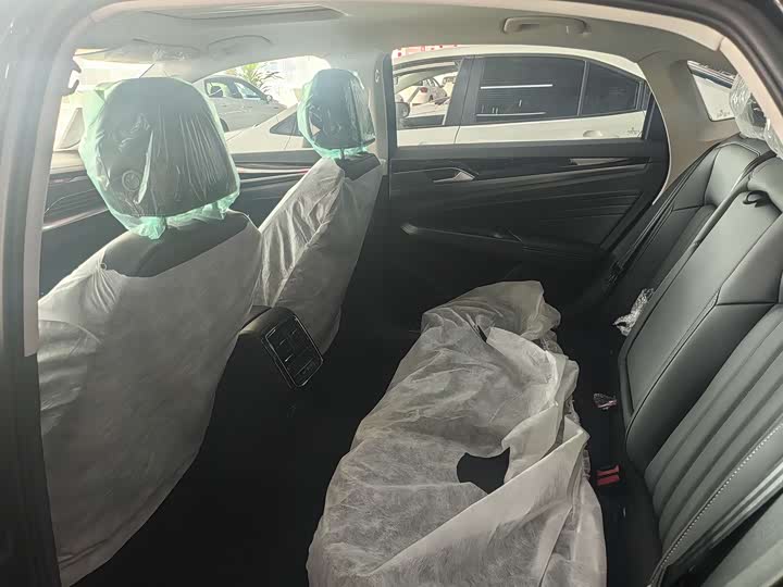 Фото 7 - Volkswagen Passat Hybrid