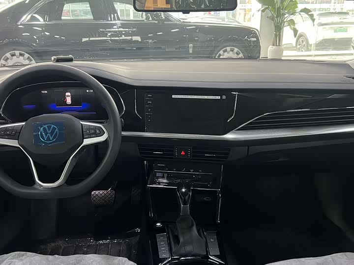 Фото 9 - Volkswagen Passat Hybrid
