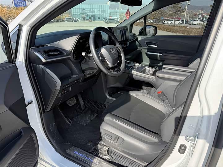 Фото 7 - Toyota Sienna