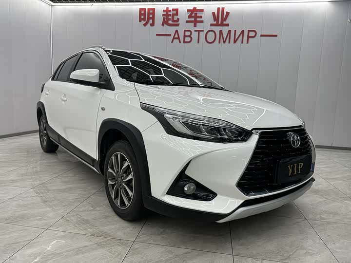 Photo 2 - Toyota Yaris L Hatchback