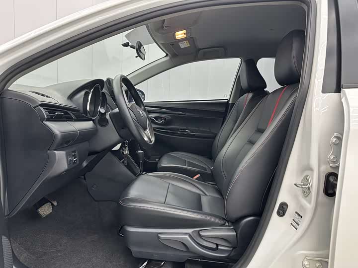 Photo 4 - Toyota Yaris L Hatchback