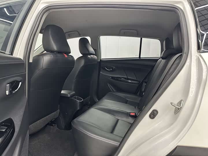 Photo 5 - Toyota Yaris L Hatchback