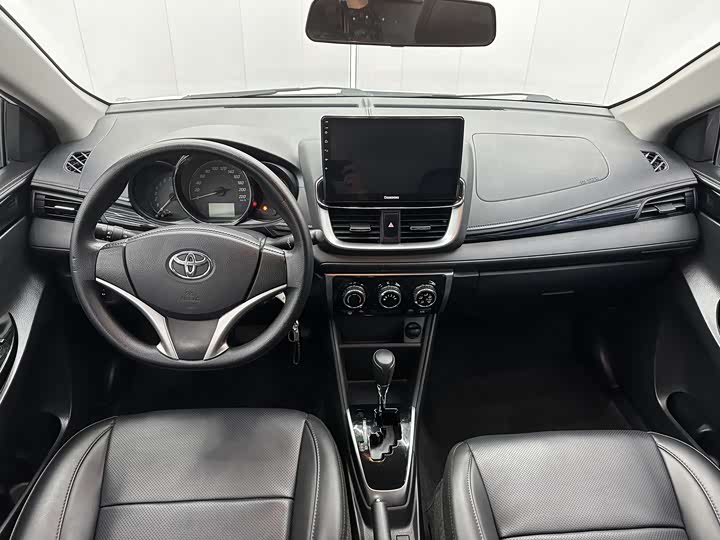 Photo 6 - Toyota Yaris L Hatchback