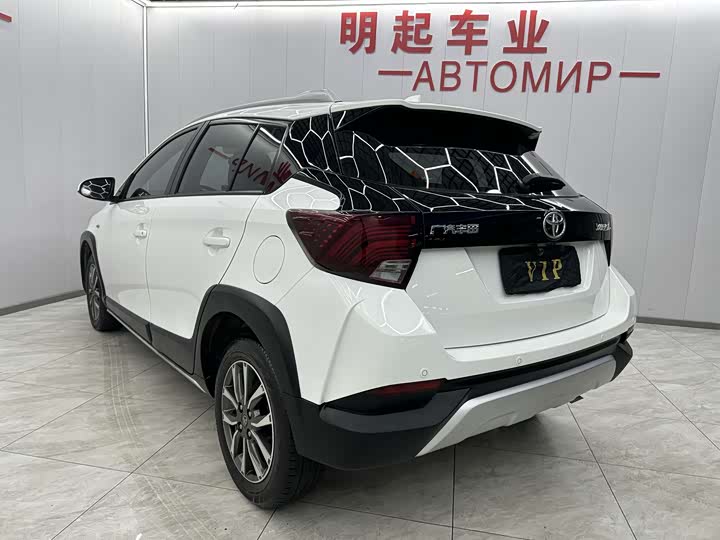 Photo 8 - Toyota Yaris L Hatchback