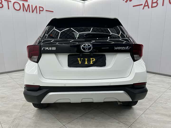 Photo 9 - Toyota Yaris L Hatchback