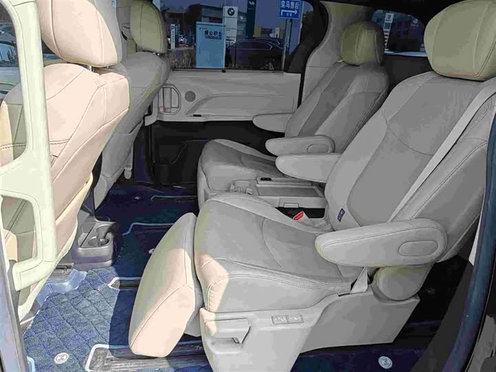 Фото 6 - Toyota Sienna