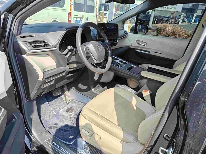 Фото 9 - Toyota Sienna