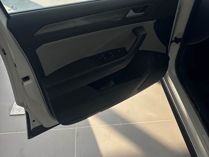 Фото 8 - Volkswagen T-Roc