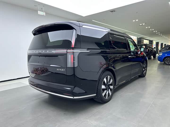 Фото 3 - Volvo EM90