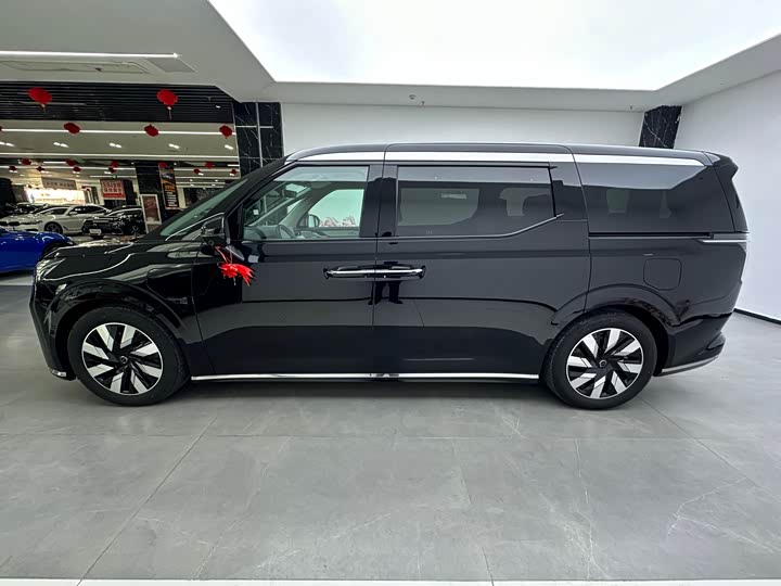 Фото 5 - Volvo EM90