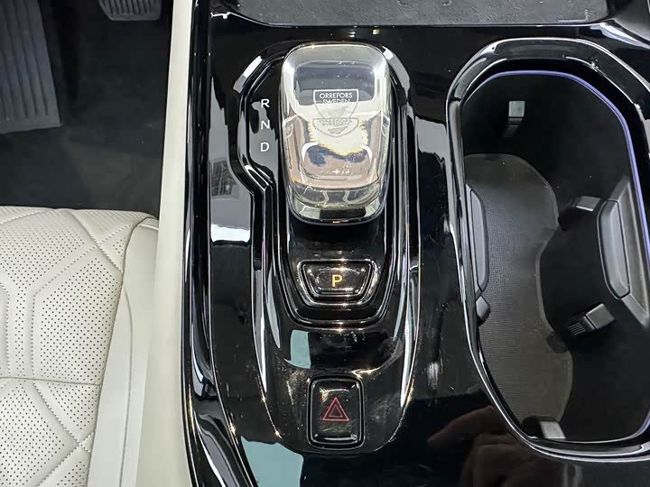 Фото 9 - Volvo EM90