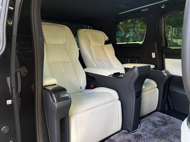 Фото 8 - Lexus LM